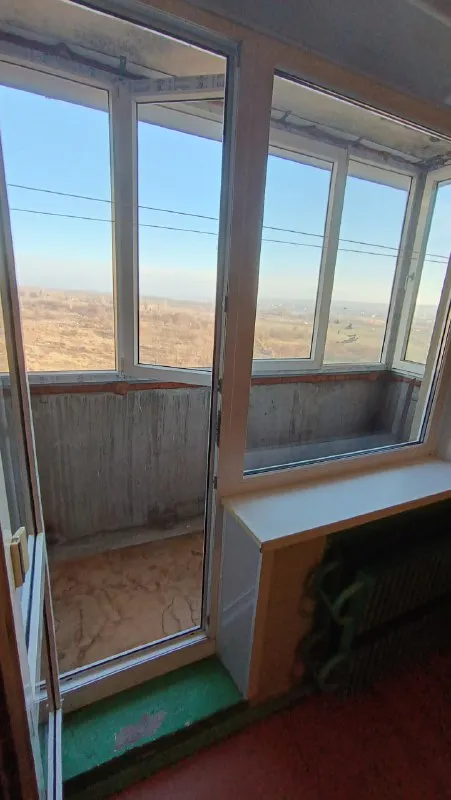 ✅продажа 3-комнатной квартиры. (документы готовы к сделке) месторасположение: г. Донецк, кировский р-н, ул. Генерала максима козыря; *этаж 9/10; *количество жилых комнат: 3; *общая площадь: 70,1кв. М. , жилая 40,8кв. М. ; *кухня: 8,2кв. М. . 🔸теплая и просторная квартира с отличной планировкой, в которой уже установлены качественные пластиковые окна, заменен балконный блок, а сам балкон застеклен. 🔸отдельные непроходные комнаты. 🔸шикарный вид из окна балкона на донецкое море. 🔸в шаговой доступности буквально рядом с подъездом остановка общественного транспорта «25» маршрута. Также остановки, с которых можно уехать в любую локацию города с маршрутами № 35,37,43,73,87. 🔸рядом находится школа, детские игровые площадки, музыкальная школа, школа искусств, детский сад, магазин «авоська» и промтоваров, автомагазин, автомойка, сто, суши-бар, аптека, банк псб, салон красоты и парикмахерская, стоматологическая клиника, спортивный клуб, спортплощадка, пвз ozon и wildberries. 💦постоянная подача воды. 📌стоимость: 5 700 000руб. + торг 🗝показ в любое время +7(949)704-80-23 ан "с&д групп" - фотография - 8