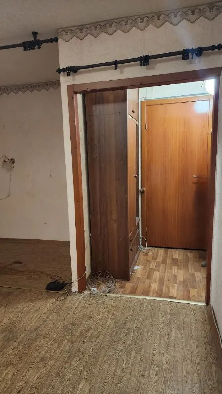 Продажа однокомнатной квартиры 🌇донецк, ул. Кадиевская 📍 ✅6/9 этаж. ✅квартира не угловая, в квартире требуется ремонт❗️ ✅в квартире есть встроенный шкаф, имеется большая отдельная кладовая, с/у совмещен. ✅окна пластик. 📑 документы готовы, собственник в городе. 💰цена квартиры 2 500 000 ₽ 📲☎️+7 949 496 56 80 татьяна. Подписаться | дать объявление - фотография - 2