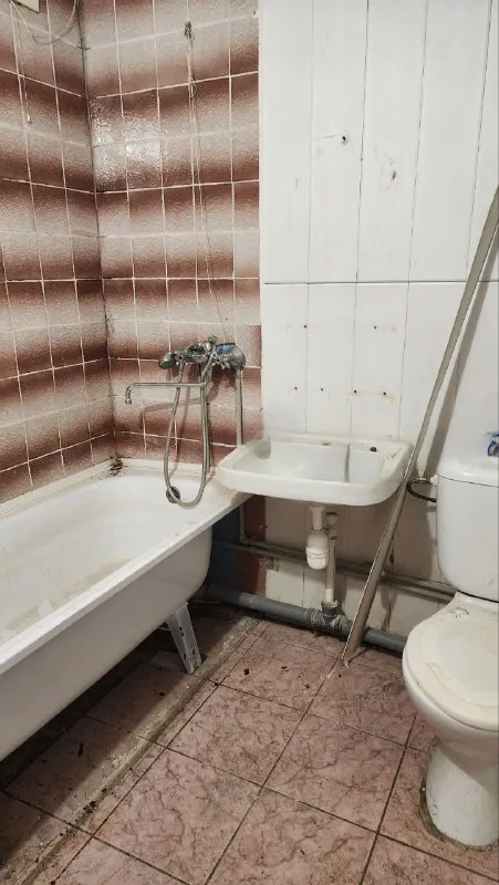 Продажа однокомнатной квартиры 🌇донецк, ул. Кадиевская 📍 ✅6/9 этаж. ✅квартира не угловая, в квартире требуется ремонт❗️ ✅в квартире есть встроенный шкаф, имеется большая отдельная кладовая, с/у совмещен. ✅окна пластик. 📑 документы готовы, собственник в городе. 💰цена квартиры 2 500 000 ₽ 📲☎️+7 949 496 56 80 татьяна. Подписаться | дать объявление - фотография - 5