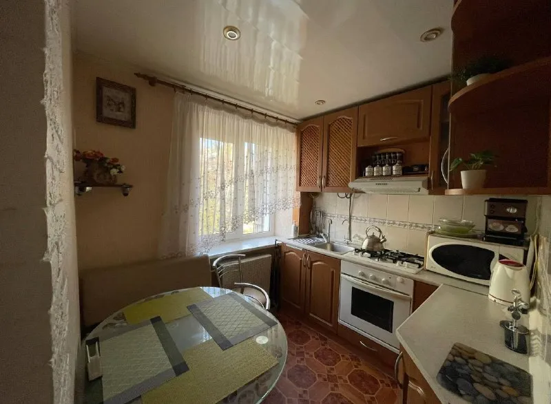 ☎️ +7 (916) 963-72-73 продажа 2ух комнатной квартиры! ✅общая площадь 47м² ✅жилая 31м² ленинский район, бульвар франко 46 документы полностью готовы к сделке‼️ состояние квартиры- заходи и живи. 📌вода согласно графику 📌комнаты раздельные, квартира не угловая! 📌дом кирпичный, очень тёплый! 📌трубы отопления и водопровода новые 📌с/у совмещен, сантехника хорошая 📌окна мп 📌продается с современной мебелью и техникой(из техники:холодильник, кондиционер, варочная поверхность (газ), духовой шкаф, газовая колонка) 🔴этажность дома 4/5 🔴прописанных нет‼️ насыщенная инфраструктура: - оцкб; - детские сады; - школы; - продуктовые магазины; - банк 👌развитая транспортная развязка в любую точку города. Остановки маршрутного такси в шаговой доступности. Цена : 6.500.000₽ ☎️+7 (916) 963-72-73 - фотография - 3