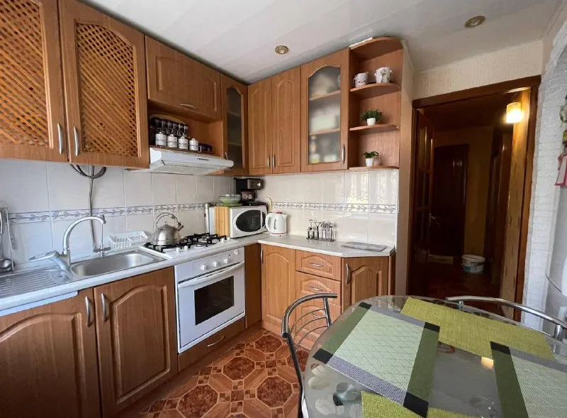 ☎️ +7 (916) 963-72-73 продажа 2ух комнатной квартиры! ✅общая площадь 47м² ✅жилая 31м² ленинский район, бульвар франко 46 документы полностью готовы к сделке‼️ состояние квартиры- заходи и живи. 📌вода согласно графику 📌комнаты раздельные, квартира не угловая! 📌дом кирпичный, очень тёплый! 📌трубы отопления и водопровода новые 📌с/у совмещен, сантехника хорошая 📌окна мп 📌продается с современной мебелью и техникой(из техники:холодильник, кондиционер, варочная поверхность (газ), духовой шкаф, газовая колонка) 🔴этажность дома 4/5 🔴прописанных нет‼️ насыщенная инфраструктура: - оцкб; - детские сады; - школы; - продуктовые магазины; - банк 👌развитая транспортная развязка в любую точку города. Остановки маршрутного такси в шаговой доступности. Цена : 6.500.000₽ ☎️+7 (916) 963-72-73 - фотография - 5