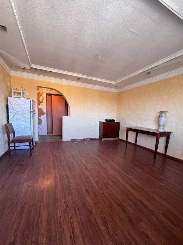 Продам 3х комнатную квартиру 🌇днр в городе горловка📍 💰за 2.800.000 млн — миф или реальность? Я — кристина. Работаю по днр и всей россии. И да — это не миф. Это мой объект. ✅три настоящие комнаты — не «если прищуриться», а по факту: изолированные, светлые, с потолками, где не давит. Район с инфраструктурой: школа, магазины, детские сады, транспорт - все рядом 🔍 почему ко мне — а не к «десятому агенту»: 👁 показ по согласованию ✅ подскажу, как оформить через маткапитал или ипотеку — даже если вы из краснодара или владивостока ✅ не навязываю. Не обещаю «золотые горы». Просто показываю, что есть — и помогаю принять решение. ❗️ эта квартира — не для тех, кто хочет «уже готово». Она — для тех, кто понимает: лучший дом — тот, который ты создаёшь сам. А я просто даю вам шанс начать — без переплат и обмана. Звоните — пока квартира ещё свободна. (показы идут. Объект горячий. ) 📲☎️+79930882894 кристина ан "эксперт & жильё" p. S. Работаю с клиентами по всей россии — онлайн-сделки, выезд, сопровождение. Ваш город — не помеха. Главное — ваше «да». Подписаться | дать объявление - фотография - 2