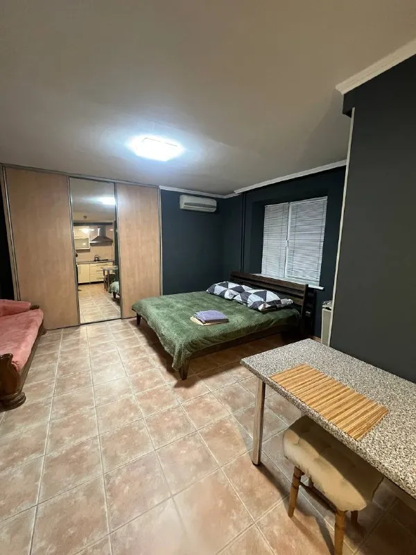 посуточно квартира студия в самом центре города ворошиловский район! со всеми удобствами, автономным отоплением и водоснабжением ! квартира только после косметического ремонта! есть все для комфортного проживания! более детальная информация по телефону! оплата только по факту заселения!+79493379032 - фотография - 2