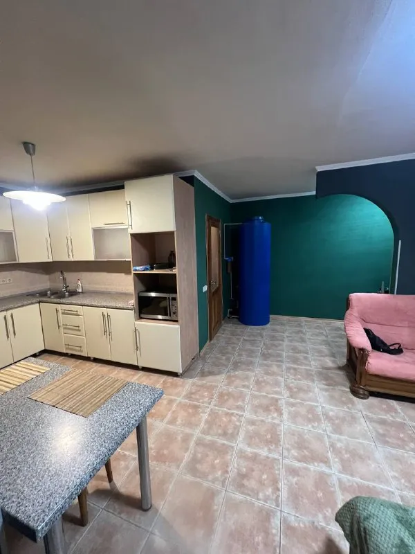 посуточно квартира студия в самом центре города ворошиловский район! со всеми удобствами, автономным отоплением и водоснабжением ! квартира только после косметического ремонта! есть все для комфортного проживания! более детальная информация по телефону! оплата только по факту заселения!+79493379032 - фотография - 5