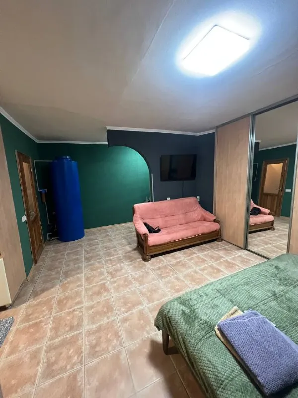 посуточно квартира студия в самом центре города ворошиловский район! со всеми удобствами, автономным отоплением и водоснабжением ! квартира только после косметического ремонта! есть все для комфортного проживания! более детальная информация по телефону! оплата только по факту заселения!+79493379032 - фотография - 7