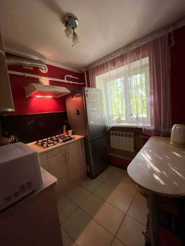 Продам 1-комнатную квартиру 🌇город донецк, пролетарский район, ул. Раздольная📍 ✅этаж 1/5 ✅площадь 21кв. М ✅квартира в отличном состоянии, с полным ремонтом. ✅теплая и светлая.   👍заменено всё - окна, двери, полы, проводка, санузел. Кухня встроенная. 🎁продается с мебелью. Удобная транспортная развязка, трамвай троллейбус и автобус рядом рынки, магазины, дет. Сады, школы. 📍всё в пешей доступности! 📑документы готовы. 💰цена 2 800 000 ₽ 📲☎️+79493072594 звоните и пишите в тг подписаться | дать объявление - фотография - 2