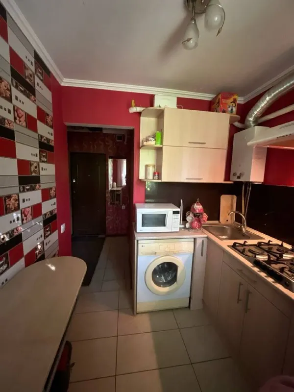 Продам 1-комнатную квартиру 🌇город донецк, пролетарский район, ул. Раздольная📍 ✅этаж 1/5 ✅площадь 21кв. М ✅квартира в отличном состоянии, с полным ремонтом. ✅теплая и светлая.   👍заменено всё - окна, двери, полы, проводка, санузел. Кухня встроенная. 🎁продается с мебелью. Удобная транспортная развязка, трамвай троллейбус и автобус рядом рынки, магазины, дет. Сады, школы. 📍всё в пешей доступности! 📑документы готовы. 💰цена 2 800 000 ₽ 📲☎️+79493072594 звоните и пишите в тг подписаться | дать объявление - фотография - 3