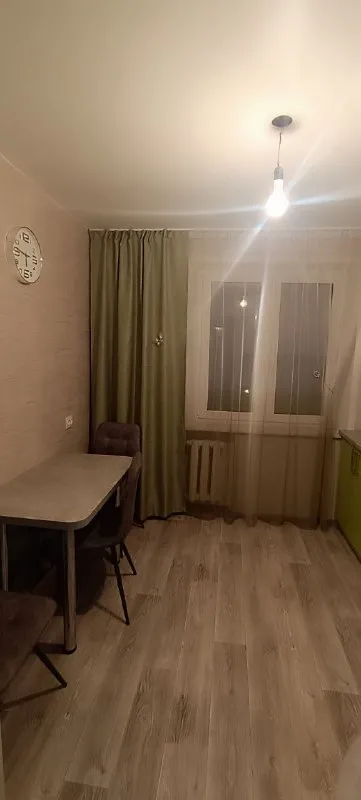 💝продажа 3х. Комн. Текстильщик 💌 донецк, ул. Н. Островского 8 количество комнат:3  общая площадь:66 м2 жилая площадь:44 м2 площадь кухни:9 м2 💦вода есть этаж:7  этажность дома:9  👑 очень хорошая, уютная, теплая, с капитальным ремонтом, трёхкомнатная квартира на текстильщике по улице островского с 3-мя раздельными комнатами! +🍒 гардеробная, балкон и лоджия утеплены, застеклены, сделан капитальный ремонт. 🎁в квартире выполнен качественный, очень хороший ремонт, мебель, бытовая техника. 🚘во дворе большая парковка 🌈всё что на фото остаётся. Документы, готовы на хороший торг 5.5 млн. ₽ 🌺+7(949)36-77-907 татьяна - фотография - 4