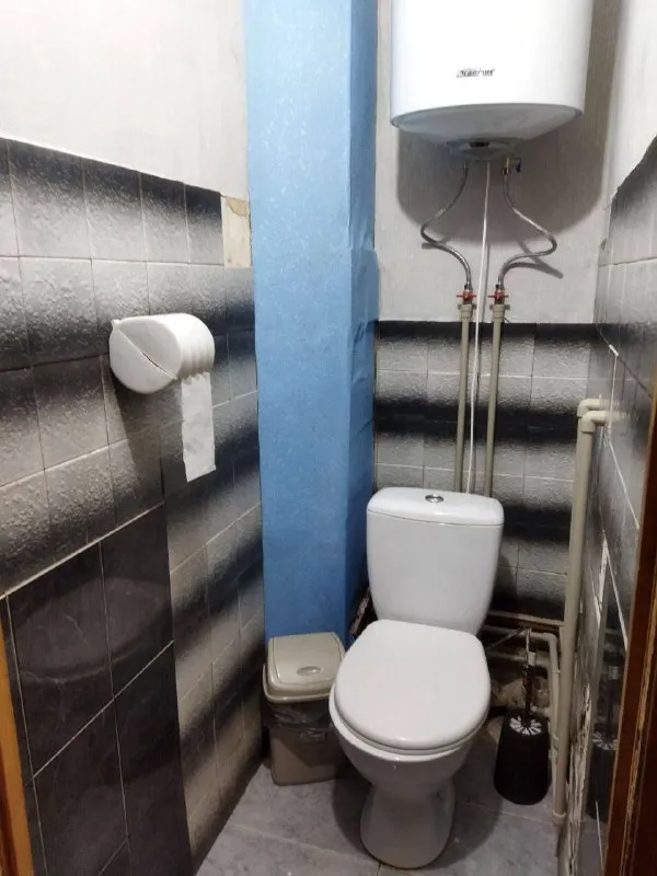 ‼️продажа квартиры‼️ 🏡продажа комнатная квартира г. Донецк днр кировский р-н мкр-н солнечный ул. Скляренко 16 ✅этажность–2/9 жилого дома ✅общая площадь–57 м2 ✅жилая–37 м2 ✅кухня–8 м2 ✅планировка квартиры 2+1 есть две лоджии тамбур на две квартиры ✅проводка проходила ревизию окна пластиковые трубы и батареи отопления частично заменены ✅сантехника менялась установлен нагревательный бак ✅вода в квартире ежедневно, почти круглосуточно 🧾документы готовы 🔥собственник 💴цена: 4🍋900.000 рублей ☎️+7(949) 341-06-16 иван 📨подписаться - фотография - 7