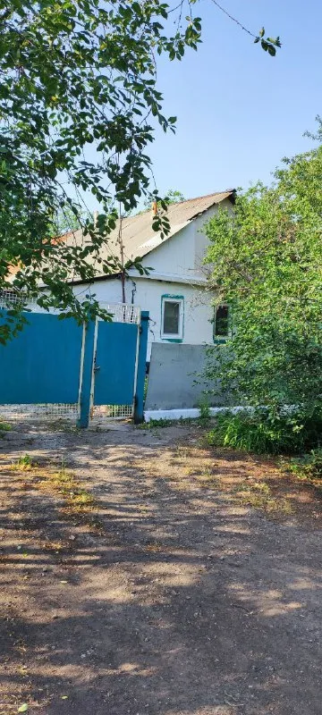 Продам дом в золотаревке, 6 км до харцызска, улица ломоносова, район памятника, центр, в доме две ко... - фотография