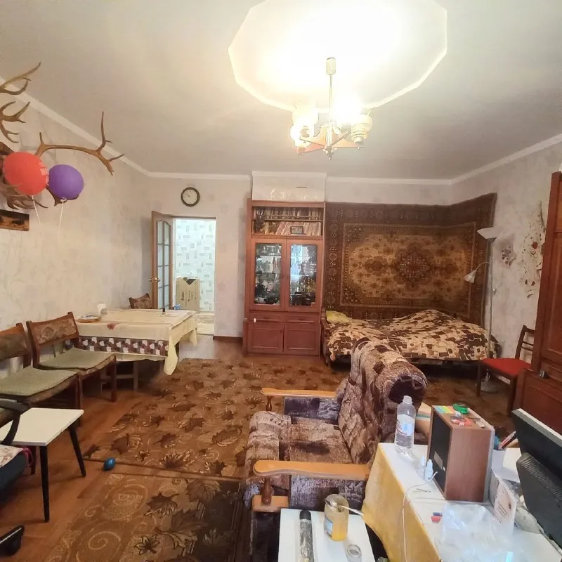 ‼️продажа квартиры‼️ 🏡продам двухкомнатную квартиру г. Амвросиевка днр ул. Павших коммунаров, 27 ✅общая площадь–54 м2 ✅квартира расположена на первом этаже ✅комнаты раздельные санузел совмещённый есть газовая колонка ✅вода идёт круглосуточно квартира продаётся с мебелью и бытовой техникой 🔥собственник 💴цена: 3🍋500.000 рублей ☎️+7(949) 446-54-01 📨подписаться - фотография - 2