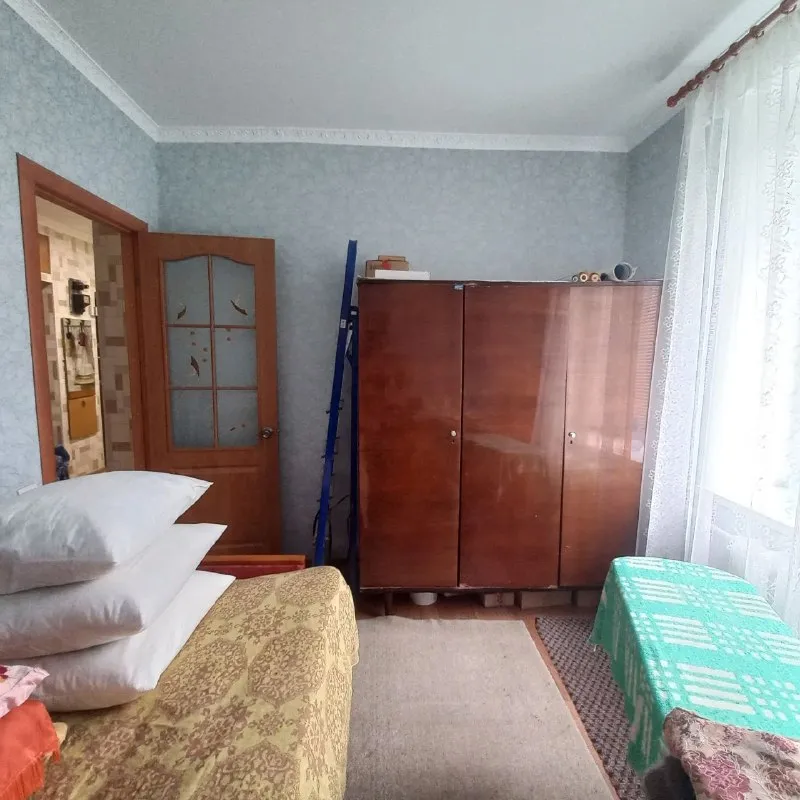 ‼️продажа квартиры‼️ 🏡продам двухкомнатную квартиру г. Амвросиевка днр ул. Павших коммунаров, 27 ✅общая площадь–54 м2 ✅квартира расположена на первом этаже ✅комнаты раздельные санузел совмещённый есть газовая колонка ✅вода идёт круглосуточно квартира продаётся с мебелью и бытовой техникой 🔥собственник 💴цена: 3🍋500.000 рублей ☎️+7(949) 446-54-01 📨подписаться - фотография - 3