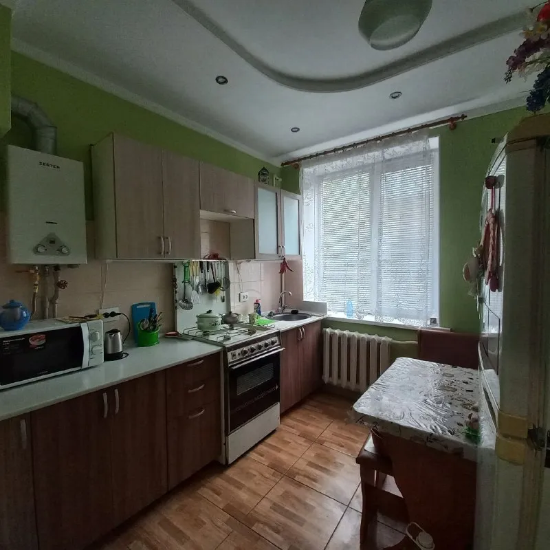 ‼️продажа квартиры‼️ 🏡продам двухкомнатную квартиру г. Амвросиевка днр ул. Павших коммунаров, 27 ✅общая площадь–54 м2 ✅квартира расположена на первом этаже ✅комнаты раздельные санузел совмещённый есть газовая колонка ✅вода идёт круглосуточно квартира продаётся с мебелью и бытовой техникой 🔥собственник 💴цена: 3🍋500.000 рублей ☎️+7(949) 446-54-01 📨подписаться - фотография - 4