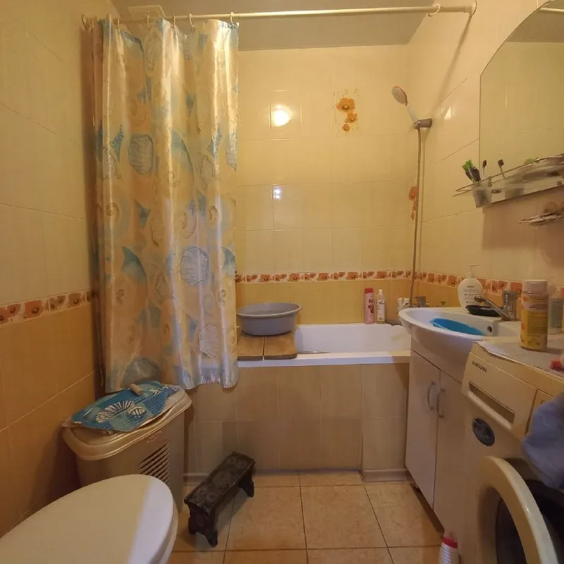 ‼️продажа квартиры‼️ 🏡продам двухкомнатную квартиру г. Амвросиевка днр ул. Павших коммунаров, 27 ✅общая площадь–54 м2 ✅квартира расположена на первом этаже ✅комнаты раздельные санузел совмещённый есть газовая колонка ✅вода идёт круглосуточно квартира продаётся с мебелью и бытовой техникой 🔥собственник 💴цена: 3🍋500.000 рублей ☎️+7(949) 446-54-01 📨подписаться - фотография - 5