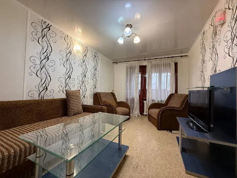 Продам  2-х комнатную квартира 🌇донецк, в калининском районе, ул. Марии ульяновой, ориентир "грузия"📍 ✔️основные характеристики: * площадь: 45 кв. М * этаж: 5 из 5 ✅преимущества: * теплая квартира * остаётся мебель и техника * удобное расположение с развитой транспортной развязкой, позволяющее быстро добраться до любой точки города * в шаговой доступности находятся остановки общественного транспорта, магазины, аптеки и другие объекты инфраструктуры ✅состояние: хорошее    * один хозяин    * никто не прописан 💰цена : 3,700 000 ₽ (торг) 📑документы готовы к сделке для дополнительной информации и согласованию просмотра звоните по номеру: 📲☎️ +79494761575 (елена) подписаться | дать объявление - фотография - 3