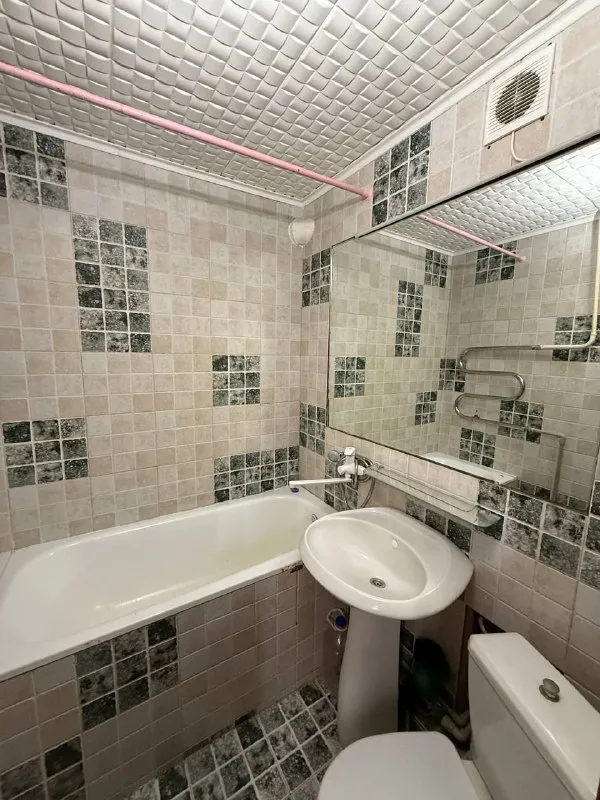 Продам  2-х комнатную квартира 🌇донецк, в калининском районе, ул. Марии ульяновой, ориентир "грузия"📍 ✔️основные характеристики: * площадь: 45 кв. М * этаж: 5 из 5 ✅преимущества: * теплая квартира * остаётся мебель и техника * удобное расположение с развитой транспортной развязкой, позволяющее быстро добраться до любой точки города * в шаговой доступности находятся остановки общественного транспорта, магазины, аптеки и другие объекты инфраструктуры ✅состояние: хорошее    * один хозяин    * никто не прописан 💰цена : 3,700 000 ₽ (торг) 📑документы готовы к сделке для дополнительной информации и согласованию просмотра звоните по номеру: 📲☎️ +79494761575 (елена) подписаться | дать объявление - фотография - 7