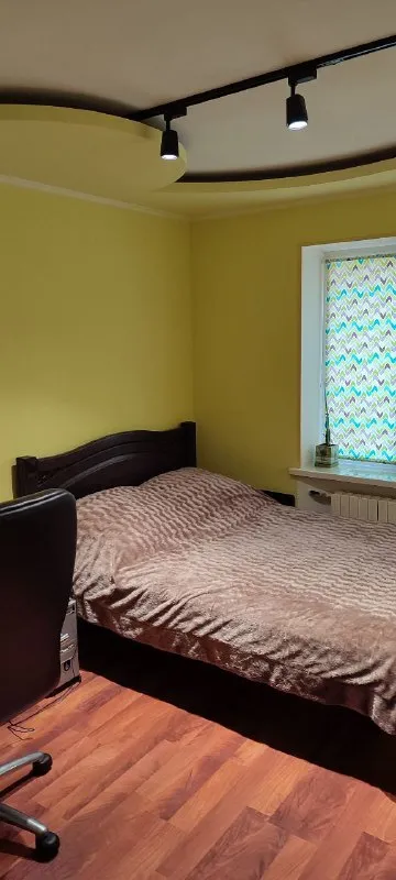 ‼️продажа квартиры‼️ 🏡продаётся 3-трехкомнатная квартира г. Донецк днр пролетарский р-н ул. Раздольная 2-б ✅этажность–1/10 жилого дома ✅общая площадь–72 м2 ✅квартира утеплена по периметру дома и с подвала 💦вода по графику имеется погреб под лоджией 🔥собственник 💴цена 8🍋900.000 рублей ☎️+7(949) 473-79-35 📨подписаться - фотография - 4