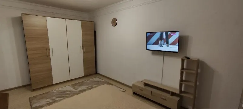 ❗️донецк❗️ впервые сдается однокомнатная квартира. киевский район, ориентир шахтерская площадь, улица артема. недавно был сделан ремонт. в квартире есть все необходимое для комфортного проживания. вся мебель и техника новые!! квартира расположена на 1/5 этаже, стоит накопительный и водонагревательный баки. холодная и горячая вода круглосуточно. хорошо развита инфраструктура, очень удобная транспортная развязка, все рядом: магазины, рынок, остановки общественного транспорта. по условиям сдачи: квартира сдается только на долгий срок (от 3-и месяцев). сдается порядочным людям, в приоритете один человек или молодая/семейная пара, животные обсуждаются отдельно. стоимость аренды в месяц 40к коммунальные услуги включены в стоимость (присутствует уместный торг на просмотре) отдельно оплачивается услуги риелтора (100%) обязательно заполняем договор найма аренды. по всем вопросам и записи на просмотр обращайтесь по телефону +79493394908, так же можете писать в телеграмм на этот номер. ольга 😊 - фотография - 2