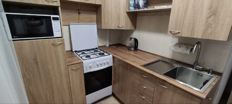 ❗️донецк❗️ впервые сдается однокомнатная квартира. киевский район, ориентир шахтерская площадь, улица артема. недавно был сделан ремонт. в квартире есть все необходимое для комфортного проживания. вся мебель и техника новые!! квартира расположена на 1/5 этаже, стоит накопительный и водонагревательный баки. холодная и горячая вода круглосуточно. хорошо развита инфраструктура, очень удобная транспортная развязка, все рядом: магазины, рынок, остановки общественного транспорта. по условиям сдачи: квартира сдается только на долгий срок (от 3-и месяцев). сдается порядочным людям, в приоритете один человек или молодая/семейная пара, животные обсуждаются отдельно. стоимость аренды в месяц 40к коммунальные услуги включены в стоимость (присутствует уместный торг на просмотре) отдельно оплачивается услуги риелтора (100%) обязательно заполняем договор найма аренды. по всем вопросам и записи на просмотр обращайтесь по телефону +79493394908, так же можете писать в телеграмм на этот номер. ольга 😊 - фотография - 5