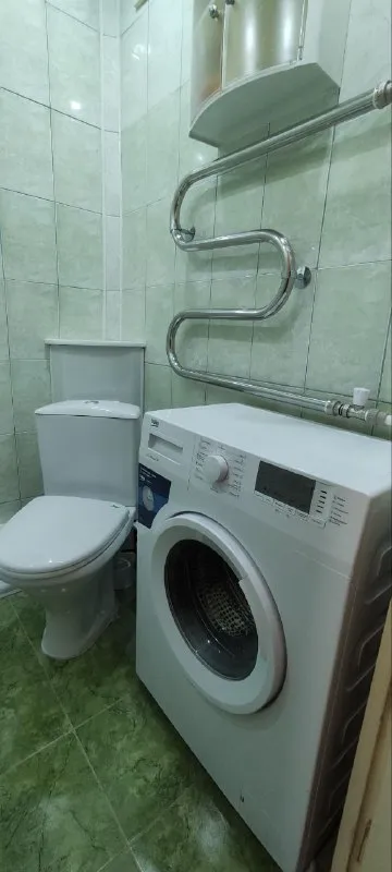 ❗️донецк❗️ впервые сдается однокомнатная квартира. киевский район, ориентир шахтерская площадь, улица артема. недавно был сделан ремонт. в квартире есть все необходимое для комфортного проживания. вся мебель и техника новые!! квартира расположена на 1/5 этаже, стоит накопительный и водонагревательный баки. холодная и горячая вода круглосуточно. хорошо развита инфраструктура, очень удобная транспортная развязка, все рядом: магазины, рынок, остановки общественного транспорта. по условиям сдачи: квартира сдается только на долгий срок (от 3-и месяцев). сдается порядочным людям, в приоритете один человек или молодая/семейная пара, животные обсуждаются отдельно. стоимость аренды в месяц 40к коммунальные услуги включены в стоимость (присутствует уместный торг на просмотре) отдельно оплачивается услуги риелтора (100%) обязательно заполняем договор найма аренды. по всем вопросам и записи на просмотр обращайтесь по телефону +79493394908, так же можете писать в телеграмм на этот номер. ольга 😊 - фотография - 6