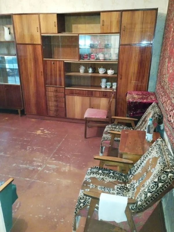 ‼️продажа квартиры‼️ 🏡продается двухкомнатная квартира г. Донецк днр 🌇куйбышевский район м-н азотный ✅этажность–1/2 жилого дома ✅площадь–46 м2 ✅дом кирпичный, высота потолка 2.8 метра ✅квартира не угловая, комнаты раздельные, теплая, вода по графику ✅в квартире имеется подвал, рядом с домом хоз постройка из шлакоблока (сарай с подвалом), перед домом небольшой участок земли ✅квартира под ремонт 📃документы готовы 🔥собственник 💴цена: 2🍋600.000 рублей ‼️реальному покупателю хороший торг ☎️+7(949) 347-70-44 📨подписаться - фотография - 4