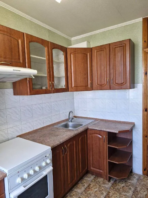 ‼️продажа! Ул. Артема! Привокзальный‼️ продается 2ком квартира, этажность 9/9ти. Площадь 48,2, жилая 30, кухня 7кв. М. Большая застекленная лоджия. Хорошее жилое состояние. Двери и обналичка натуральное дерево, входная дверь металл, сделанная на заказ. Все что в квартире остается. Крыша новая. Документы готовы! Рядом садик, хорошая инфраструктура. Цена 3,700,000р. +79494181407 галина ан - фотография - 2