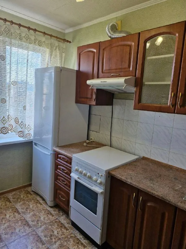 ‼️продажа! Ул. Артема! Привокзальный‼️ продается 2ком квартира, этажность 9/9ти. Площадь 48,2, жилая 30, кухня 7кв. М. Большая застекленная лоджия. Хорошее жилое состояние. Двери и обналичка натуральное дерево, входная дверь металл, сделанная на заказ. Все что в квартире остается. Крыша новая. Документы готовы! Рядом садик, хорошая инфраструктура. Цена 3,700,000р. +79494181407 галина ан - фотография - 3