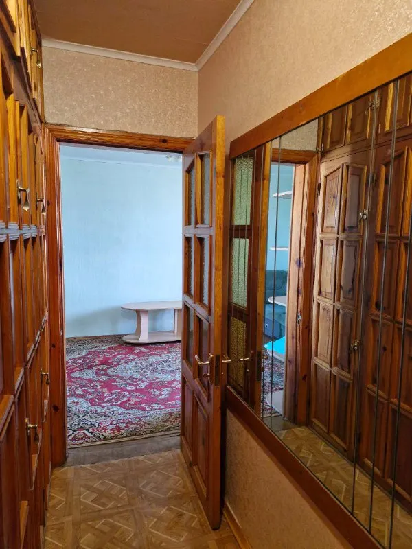 ‼️продажа! Ул. Артема! Привокзальный‼️ продается 2ком квартира, этажность 9/9ти. Площадь 48,2, жилая 30, кухня 7кв. М. Большая застекленная лоджия. Хорошее жилое состояние. Двери и обналичка натуральное дерево, входная дверь металл, сделанная на заказ. Все что в квартире остается. Крыша новая. Документы готовы! Рядом садик, хорошая инфраструктура. Цена 3,700,000р. +79494181407 галина ан - фотография - 4