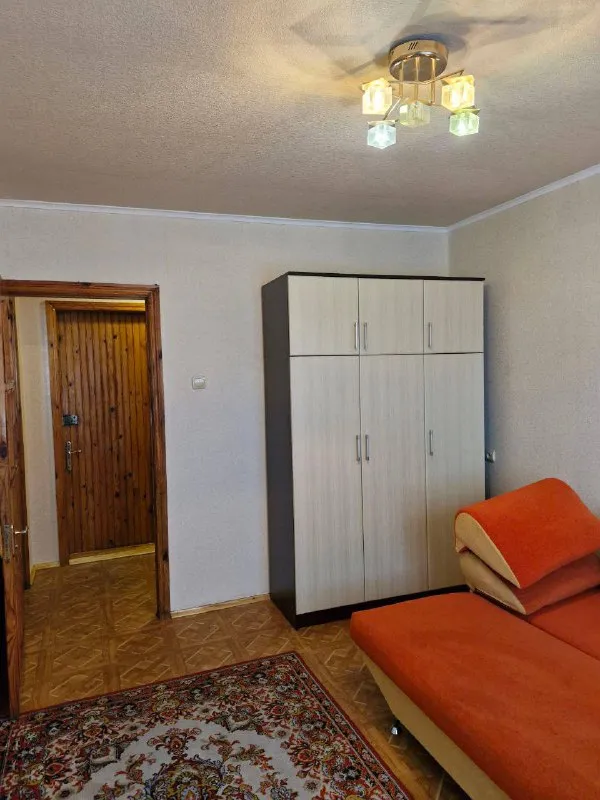 ‼️продажа! Ул. Артема! Привокзальный‼️ продается 2ком квартира, этажность 9/9ти. Площадь 48,2, жилая 30, кухня 7кв. М. Большая застекленная лоджия. Хорошее жилое состояние. Двери и обналичка натуральное дерево, входная дверь металл, сделанная на заказ. Все что в квартире остается. Крыша новая. Документы готовы! Рядом садик, хорошая инфраструктура. Цена 3,700,000р. +79494181407 галина ан - фотография - 6