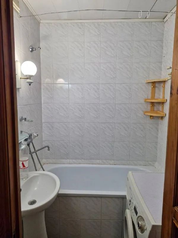 ‼️продажа! Ул. Артема! Привокзальный‼️ продается 2ком квартира, этажность 9/9ти. Площадь 48,2, жилая 30, кухня 7кв. М. Большая застекленная лоджия. Хорошее жилое состояние. Двери и обналичка натуральное дерево, входная дверь металл, сделанная на заказ. Все что в квартире остается. Крыша новая. Документы готовы! Рядом садик, хорошая инфраструктура. Цена 3,700,000р. +79494181407 галина ан - фотография - 7