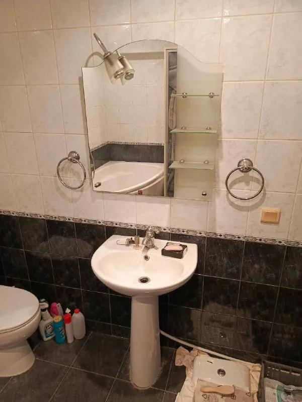 ‼️продажа! Топаз‼️ продается 2х комнатная квартира, этажность 2/9ти. Комнаты раздельные, ванна и туалет совмещены. Общая 46, жилая 27,6, кухня 7,5кв. М. При продаже все остается. Вода идет по графику. Уютный двор. Рядом школа, транспортные остановки, магазины, аптеки. Документы готовы! Цена 3,500,000р + хороший торг! +79493268382 виктория ан - фотография - 10