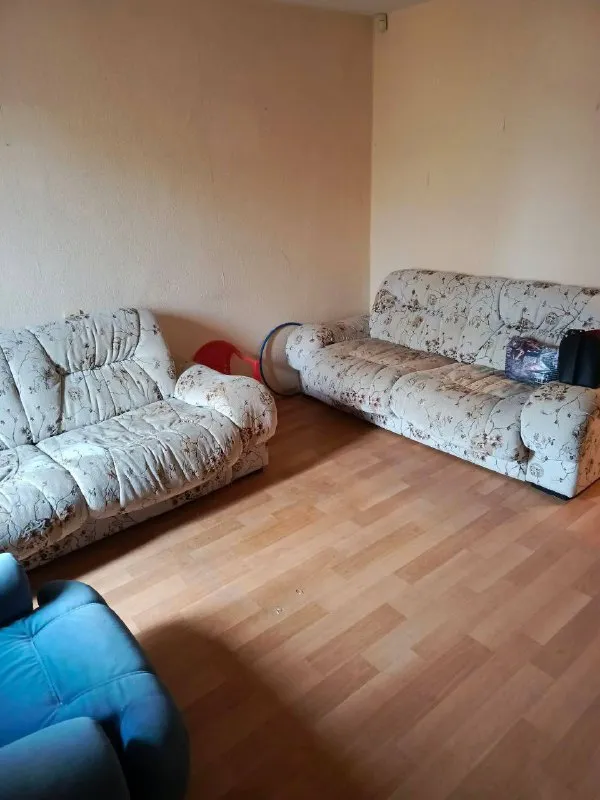 ‼️продажа! Топаз‼️ продается 2х комнатная квартира, этажность 2/9ти. Комнаты раздельные, ванна и туалет совмещены. Общая 46, жилая 27,6, кухня 7,5кв. М. При продаже все остается. Вода идет по графику. Уютный двор. Рядом школа, транспортные остановки, магазины, аптеки. Документы готовы! Цена 3,500,000р + хороший торг! +79493268382 виктория ан - фотография - 2