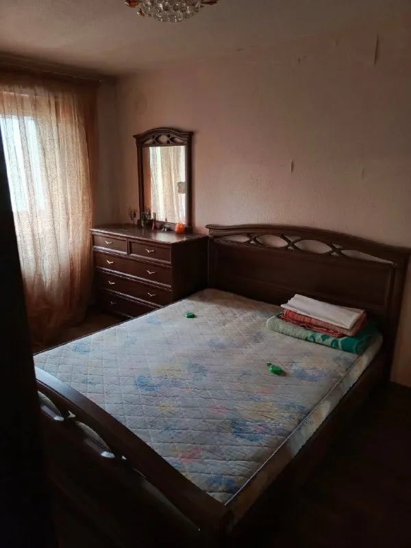 ‼️продажа! Топаз‼️ продается 2х комнатная квартира, этажность 2/9ти. Комнаты раздельные, ванна и туалет совмещены. Общая 46, жилая 27,6, кухня 7,5кв. М. При продаже все остается. Вода идет по графику. Уютный двор. Рядом школа, транспортные остановки, магазины, аптеки. Документы готовы! Цена 3,500,000р + хороший торг! +79493268382 виктория ан - фотография - 5