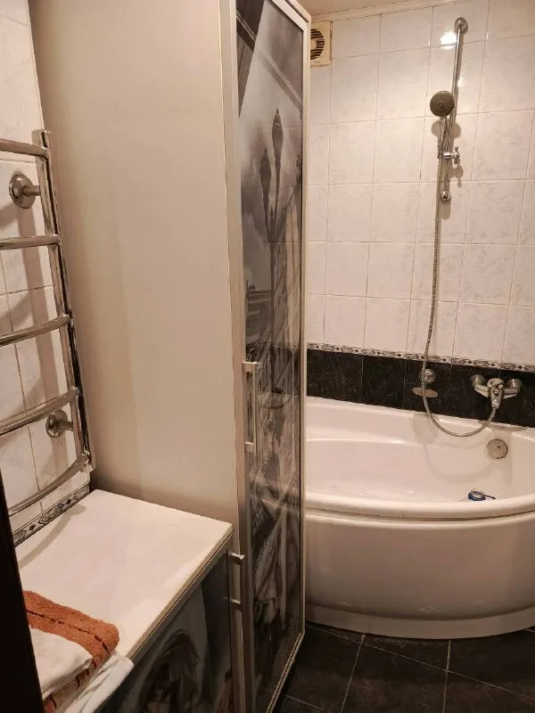 ‼️продажа! Топаз‼️ продается 2х комнатная квартира, этажность 2/9ти. Комнаты раздельные, ванна и туалет совмещены. Общая 46, жилая 27,6, кухня 7,5кв. М. При продаже все остается. Вода идет по графику. Уютный двор. Рядом школа, транспортные остановки, магазины, аптеки. Документы готовы! Цена 3,500,000р + хороший торг! +79493268382 виктория ан - фотография - 9