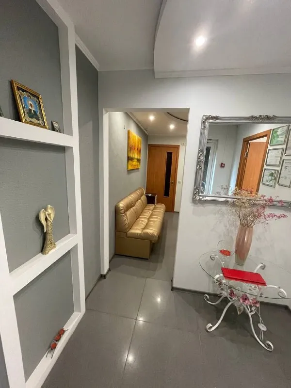 🔑 продается встроеное нежилое помещение, салон красоты в центре города. ‼документы готовы‼ - цена: 7 900 000 рублей. Срочно! - г. Харцызск - s=40.2 m2 - в помещении новый ремонт, заменена электропроводка (тумблер на каждую комнату). Индивидуальное отопление( электрический котел), новый бойлер, накопительный бак на 100 л. С насосной станцией, новая сантехника, мягкая мебель, профессиональная мебель, пожарная сигнализация, ступеньки с антискользящим покрытием, ухоженный придомовой участок. Цена: 7 900 000 рублей. Срочно! ☎тел. +7 (949) 331-92-15 анна 📞 тел. +7 (900) 185-49-85 (tele2) +7 949 331 92 15 (whatsapp, telegram. ) ▪️ недвижимость большого харцызска 👈 подписаться ▪️ разместить объявление ▪️ обсудить - фотография - 10