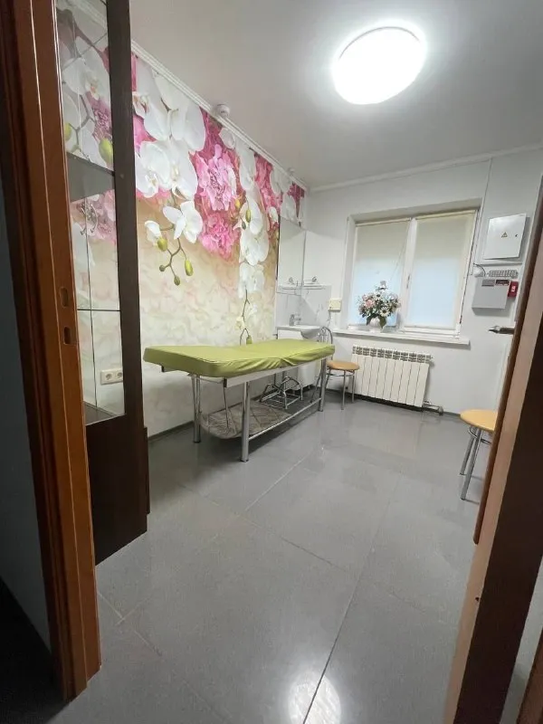 🔑 продается встроеное нежилое помещение, салон красоты в центре города. ‼документы готовы‼ - цена: 7 900 000 рублей. Срочно! - г. Харцызск - s=40.2 m2 - в помещении новый ремонт, заменена электропроводка (тумблер на каждую комнату). Индивидуальное отопление( электрический котел), новый бойлер, накопительный бак на 100 л. С насосной станцией, новая сантехника, мягкая мебель, профессиональная мебель, пожарная сигнализация, ступеньки с антискользящим покрытием, ухоженный придомовой участок. Цена: 7 900 000 рублей. Срочно! ☎тел. +7 (949) 331-92-15 анна 📞 тел. +7 (900) 185-49-85 (tele2) +7 949 331 92 15 (whatsapp, telegram. ) ▪️ недвижимость большого харцызска 👈 подписаться ▪️ разместить объявление ▪️ обсудить - фотография - 2