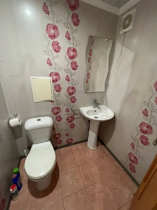 🔑 продается встроеное нежилое помещение, салон красоты в центре города. ‼документы готовы‼ - цена: 7 900 000 рублей. Срочно! - г. Харцызск - s=40.2 m2 - в помещении новый ремонт, заменена электропроводка (тумблер на каждую комнату). Индивидуальное отопление( электрический котел), новый бойлер, накопительный бак на 100 л. С насосной станцией, новая сантехника, мягкая мебель, профессиональная мебель, пожарная сигнализация, ступеньки с антискользящим покрытием, ухоженный придомовой участок. Цена: 7 900 000 рублей. Срочно! ☎тел. +7 (949) 331-92-15 анна 📞 тел. +7 (900) 185-49-85 (tele2) +7 949 331 92 15 (whatsapp, telegram. ) ▪️ недвижимость большого харцызска 👈 подписаться ▪️ разместить объявление ▪️ обсудить - фотография - 5