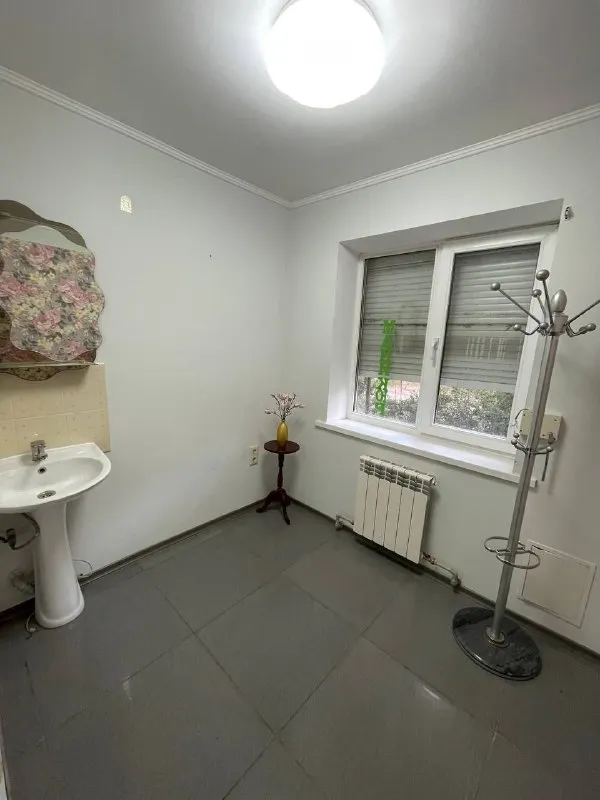 🔑 продается встроеное нежилое помещение, салон красоты в центре города. ‼документы готовы‼ - цена: 7 900 000 рублей. Срочно! - г. Харцызск - s=40.2 m2 - в помещении новый ремонт, заменена электропроводка (тумблер на каждую комнату). Индивидуальное отопление( электрический котел), новый бойлер, накопительный бак на 100 л. С насосной станцией, новая сантехника, мягкая мебель, профессиональная мебель, пожарная сигнализация, ступеньки с антискользящим покрытием, ухоженный придомовой участок. Цена: 7 900 000 рублей. Срочно! ☎тел. +7 (949) 331-92-15 анна 📞 тел. +7 (900) 185-49-85 (tele2) +7 949 331 92 15 (whatsapp, telegram. ) ▪️ недвижимость большого харцызска 👈 подписаться ▪️ разместить объявление ▪️ обсудить - фотография - 6