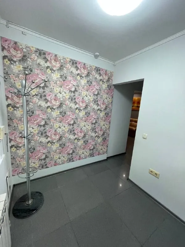 🔑 продается встроеное нежилое помещение, салон красоты в центре города. ‼документы готовы‼ - цена: 7 900 000 рублей. Срочно! - г. Харцызск - s=40.2 m2 - в помещении новый ремонт, заменена электропроводка (тумблер на каждую комнату). Индивидуальное отопление( электрический котел), новый бойлер, накопительный бак на 100 л. С насосной станцией, новая сантехника, мягкая мебель, профессиональная мебель, пожарная сигнализация, ступеньки с антискользящим покрытием, ухоженный придомовой участок. Цена: 7 900 000 рублей. Срочно! ☎тел. +7 (949) 331-92-15 анна 📞 тел. +7 (900) 185-49-85 (tele2) +7 949 331 92 15 (whatsapp, telegram. ) ▪️ недвижимость большого харцызска 👈 подписаться ▪️ разместить объявление ▪️ обсудить - фотография - 8