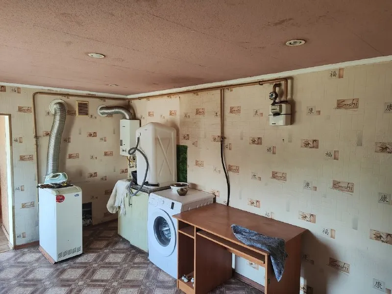 🔑продается газифицированный дом. ‼цена снижена: 4 650 000 рублей‼ ‼документы готовы‼ - г. Харцызск, - р-н хрущевки - земельный участок 6 соток (неприватизированный) - s= 52,6 m2. Дом шлакоблочный + пенопласт +штукатурка +шуба. Окна, трубы и канализация (центральная) пластик, отопление - котел, горячая вода - колонка, частично заменена проводка и радиаторы отопления. 2 прихожих, зал, 2 спальни, большая кладовая, кухня и совмещенный санузел. Счетчики на воду, свет и газ. Во дворе гараж и колодец. Цена: 4 650 000 рублей. ☎тел. +7 (949) 331-92-15 анна 📞 тел. +7 (900) 185-49-85 (tele2) +7 949 331 92 15 (whatsapp, telegram. ) ▪️ недвижимость большого харцызска 👈 подписаться ▪️ разместить объявление ▪️ обсудить - фотография - 10