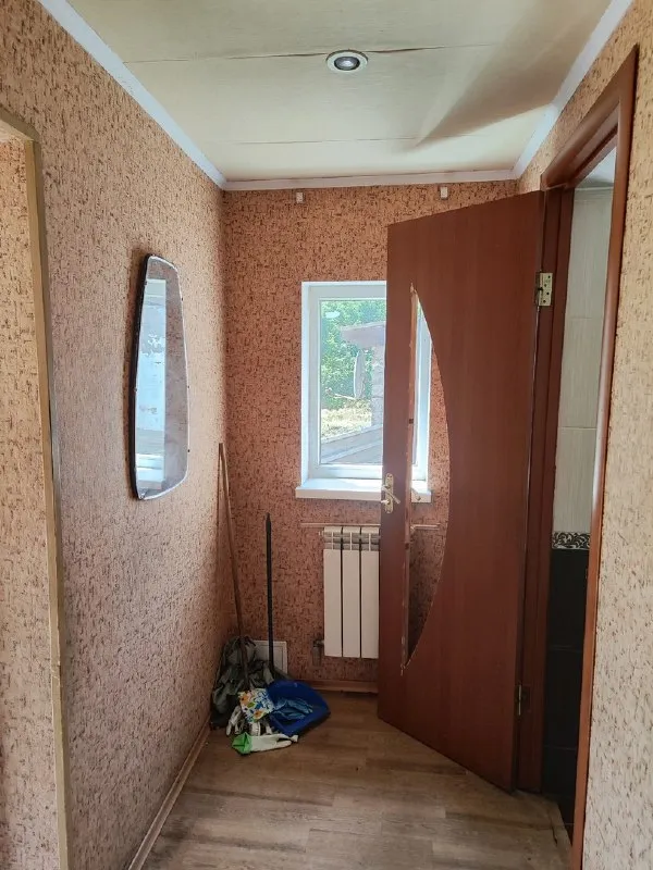 🔑продается газифицированный дом. ‼цена снижена: 4 650 000 рублей‼ ‼документы готовы‼ - г. Харцызск, - р-н хрущевки - земельный участок 6 соток (неприватизированный) - s= 52,6 m2. Дом шлакоблочный + пенопласт +штукатурка +шуба. Окна, трубы и канализация (центральная) пластик, отопление - котел, горячая вода - колонка, частично заменена проводка и радиаторы отопления. 2 прихожих, зал, 2 спальни, большая кладовая, кухня и совмещенный санузел. Счетчики на воду, свет и газ. Во дворе гараж и колодец. Цена: 4 650 000 рублей. ☎тел. +7 (949) 331-92-15 анна 📞 тел. +7 (900) 185-49-85 (tele2) +7 949 331 92 15 (whatsapp, telegram. ) ▪️ недвижимость большого харцызска 👈 подписаться ▪️ разместить объявление ▪️ обсудить - фотография - 2