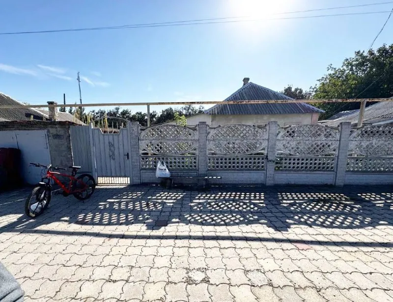 🔑продается газифицированный дом. ‼цена снижена: 4 650 000 рублей‼ ‼документы готовы‼ - г. Харцызск, - р-н хрущевки - земельный участок 6 соток (неприватизированный) - s= 52,6 m2. Дом шлакоблочный + пенопласт +штукатурка +шуба. Окна, трубы и канализация (центральная) пластик, отопление - котел, горячая вода - колонка, частично заменена проводка и радиаторы отопления. 2 прихожих, зал, 2 спальни, большая кладовая, кухня и совмещенный санузел. Счетчики на воду, свет и газ. Во дворе гараж и колодец. Цена: 4 650 000 рублей. ☎тел. +7 (949) 331-92-15 анна 📞 тел. +7 (900) 185-49-85 (tele2) +7 949 331 92 15 (whatsapp, telegram. ) ▪️ недвижимость большого харцызска 👈 подписаться ▪️ разместить объявление ▪️ обсудить - фотография - 3