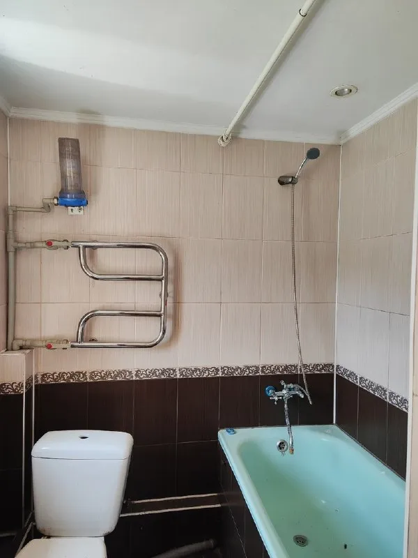 🔑продается газифицированный дом. ‼цена снижена: 4 650 000 рублей‼ ‼документы готовы‼ - г. Харцызск, - р-н хрущевки - земельный участок 6 соток (неприватизированный) - s= 52,6 m2. Дом шлакоблочный + пенопласт +штукатурка +шуба. Окна, трубы и канализация (центральная) пластик, отопление - котел, горячая вода - колонка, частично заменена проводка и радиаторы отопления. 2 прихожих, зал, 2 спальни, большая кладовая, кухня и совмещенный санузел. Счетчики на воду, свет и газ. Во дворе гараж и колодец. Цена: 4 650 000 рублей. ☎тел. +7 (949) 331-92-15 анна 📞 тел. +7 (900) 185-49-85 (tele2) +7 949 331 92 15 (whatsapp, telegram. ) ▪️ недвижимость большого харцызска 👈 подписаться ▪️ разместить объявление ▪️ обсудить - фотография - 4