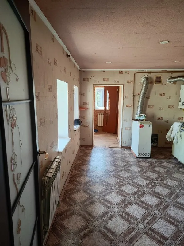 🔑продается газифицированный дом. ‼цена снижена: 4 650 000 рублей‼ ‼документы готовы‼ - г. Харцызск, - р-н хрущевки - земельный участок 6 соток (неприватизированный) - s= 52,6 m2. Дом шлакоблочный + пенопласт +штукатурка +шуба. Окна, трубы и канализация (центральная) пластик, отопление - котел, горячая вода - колонка, частично заменена проводка и радиаторы отопления. 2 прихожих, зал, 2 спальни, большая кладовая, кухня и совмещенный санузел. Счетчики на воду, свет и газ. Во дворе гараж и колодец. Цена: 4 650 000 рублей. ☎тел. +7 (949) 331-92-15 анна 📞 тел. +7 (900) 185-49-85 (tele2) +7 949 331 92 15 (whatsapp, telegram. ) ▪️ недвижимость большого харцызска 👈 подписаться ▪️ разместить объявление ▪️ обсудить - фотография - 5