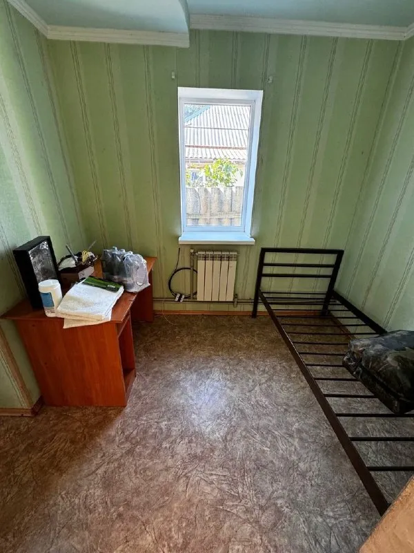 🔑продается газифицированный дом. ‼цена снижена: 4 650 000 рублей‼ ‼документы готовы‼ - г. Харцызск, - р-н хрущевки - земельный участок 6 соток (неприватизированный) - s= 52,6 m2. Дом шлакоблочный + пенопласт +штукатурка +шуба. Окна, трубы и канализация (центральная) пластик, отопление - котел, горячая вода - колонка, частично заменена проводка и радиаторы отопления. 2 прихожих, зал, 2 спальни, большая кладовая, кухня и совмещенный санузел. Счетчики на воду, свет и газ. Во дворе гараж и колодец. Цена: 4 650 000 рублей. ☎тел. +7 (949) 331-92-15 анна 📞 тел. +7 (900) 185-49-85 (tele2) +7 949 331 92 15 (whatsapp, telegram. ) ▪️ недвижимость большого харцызска 👈 подписаться ▪️ разместить объявление ▪️ обсудить - фотография - 6