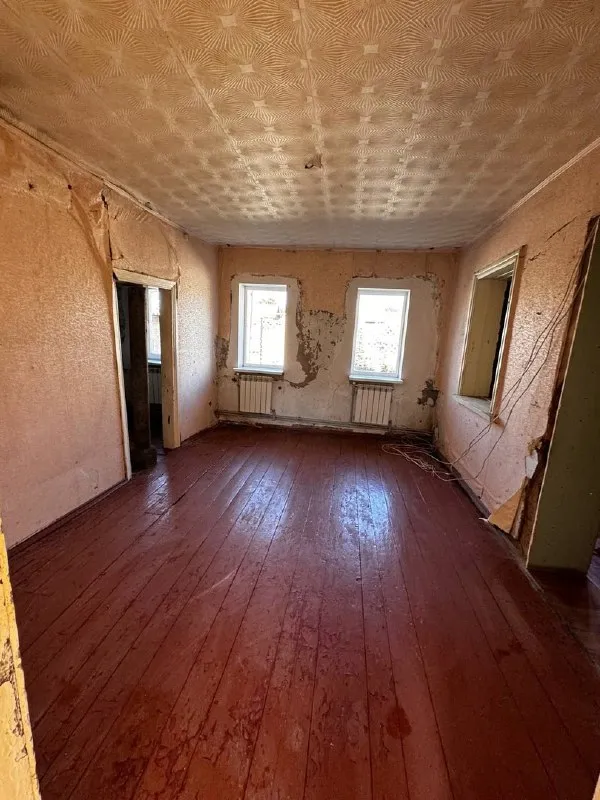 🔑продается газифицированный дом. ‼цена снижена: 4 650 000 рублей‼ ‼документы готовы‼ - г. Харцызск, - р-н хрущевки - земельный участок 6 соток (неприватизированный) - s= 52,6 m2. Дом шлакоблочный + пенопласт +штукатурка +шуба. Окна, трубы и канализация (центральная) пластик, отопление - котел, горячая вода - колонка, частично заменена проводка и радиаторы отопления. 2 прихожих, зал, 2 спальни, большая кладовая, кухня и совмещенный санузел. Счетчики на воду, свет и газ. Во дворе гараж и колодец. Цена: 4 650 000 рублей. ☎тел. +7 (949) 331-92-15 анна 📞 тел. +7 (900) 185-49-85 (tele2) +7 949 331 92 15 (whatsapp, telegram. ) ▪️ недвижимость большого харцызска 👈 подписаться ▪️ разместить объявление ▪️ обсудить - фотография - 8