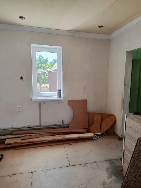 🔑продается газифицированный дом. ‼цена снижена: 4 650 000 рублей‼ ‼документы готовы‼ - г. Харцызск, - р-н хрущевки - земельный участок 6 соток (неприватизированный) - s= 52,6 m2. Дом шлакоблочный + пенопласт +штукатурка +шуба. Окна, трубы и канализация (центральная) пластик, отопление - котел, горячая вода - колонка, частично заменена проводка и радиаторы отопления. 2 прихожих, зал, 2 спальни, большая кладовая, кухня и совмещенный санузел. Счетчики на воду, свет и газ. Во дворе гараж и колодец. Цена: 4 650 000 рублей. ☎тел. +7 (949) 331-92-15 анна 📞 тел. +7 (900) 185-49-85 (tele2) +7 949 331 92 15 (whatsapp, telegram. ) ▪️ недвижимость большого харцызска 👈 подписаться ▪️ разместить объявление ▪️ обсудить - фотография - 9