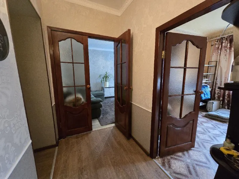 харцызск продам крупногабаритную 3-комнатную квартиру в центре, 1/4 кирпичного дома ✅ общая площадь 74.35 квадратных метра, жилая 52.34 ✅ не угловая ✅ высокие потолки ✅ есть подвал и кладовка ✅ водопровод и канализация поменяны ✅ окна пластик ✅ хорошая входная дверь ✅ газовая колонка автомат ✅ все комнаты раздельные ✅ санузел раздельный квартира находится по улице постышева, рядом остановки, магазины, школа, садик, больница. квартира тёплая и сухая, частично с ремонтом 5 400 000₽. +79493493760 +79494450191 екатерина - фотография - 3