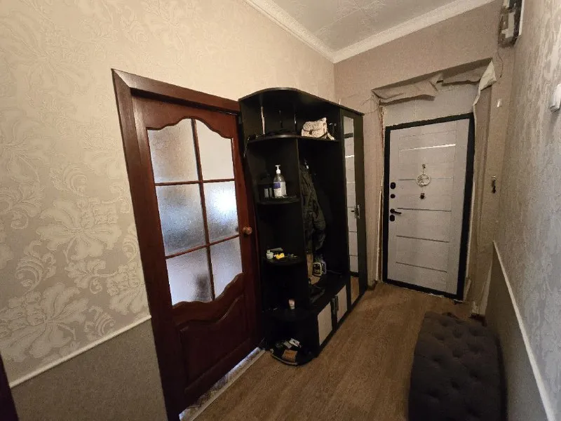 харцызск продам крупногабаритную 3-комнатную квартиру в центре, 1/4 кирпичного дома ✅ общая площадь 74.35 квадратных метра, жилая 52.34 ✅ не угловая ✅ высокие потолки ✅ есть подвал и кладовка ✅ водопровод и канализация поменяны ✅ окна пластик ✅ хорошая входная дверь ✅ газовая колонка автомат ✅ все комнаты раздельные ✅ санузел раздельный квартира находится по улице постышева, рядом остановки, магазины, школа, садик, больница. квартира тёплая и сухая, частично с ремонтом 5 400 000₽. +79493493760 +79494450191 екатерина - фотография - 4