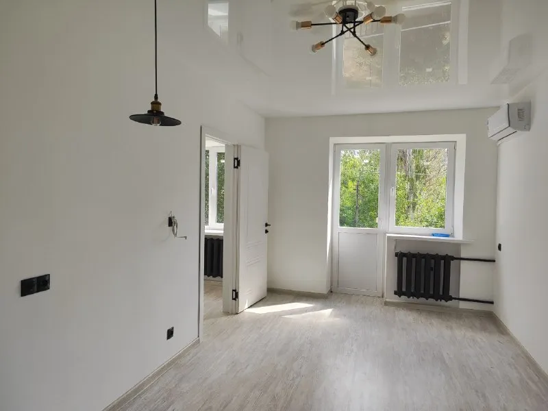 🔑продается 3 комн. Квартира. ‼срочно‼ ‼цена снижена: 4 650 000 рублей. ‼ ‼документы готовы‼ - г. Харцызск - трубная сторона - ул. Патона - 2 эт. 2 эт. Кирпичного дома - s=54 m2. Квартира после ремонта, не кто не жил, не угловая и очень теплая, санузел совмещен, из зала две спальни, глубокая кладовая, окна, трубы и канализация заменены, новая проводка, пол- ламинат, натяжные потолки, входные и межкомнатные двери новые, заменена сантехника, горячая вода - бойлер, в подвале накопительный бак с насосом на 250 литров, счетчики на свет, воду и газ. Во дворе сарай с подвалом. Цена: 4 650 000 рублей. ☎тел. +7 (949) 331-92-15 анна 📞 тел. +7 (900) 185-49-85 (tele2) +7 949 331 92 15 (whatsapp, telegram. ) ▪️ недвижимость большого харцызска 👈 подписаться ▪️ разместить объявление ▪️ обсудить - фотография - 2